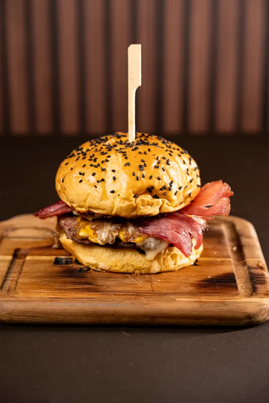 Hambúrguer com bacon na tábua