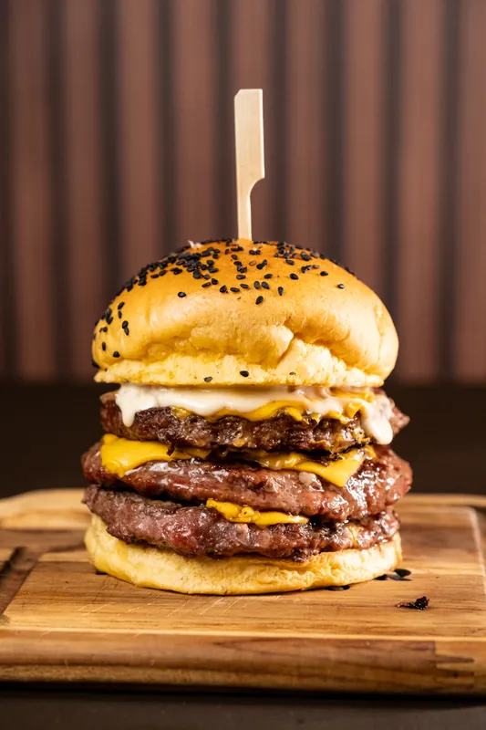 Hambúrguer triplo com cheddar