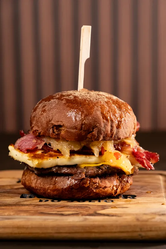 Hambúrguer de pão australiano com bacon