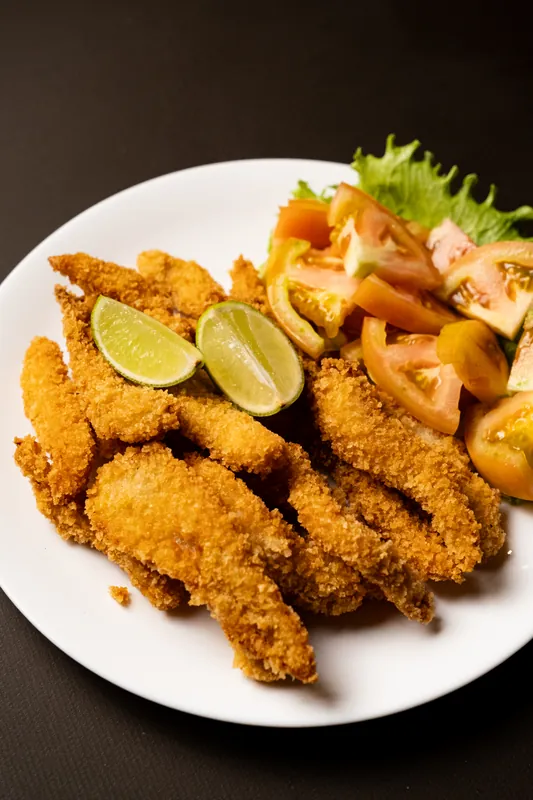 Isca de frango com salada