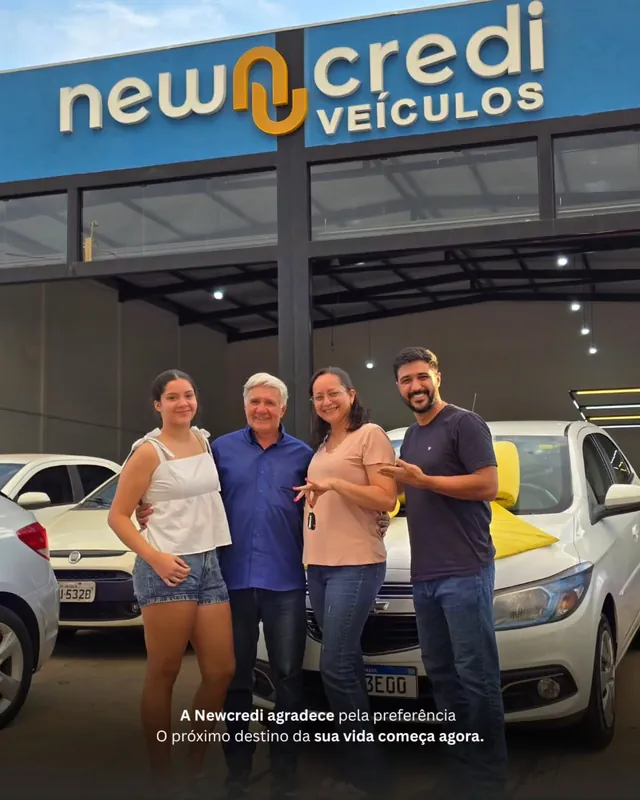 Post da New Credi Veículos com a família na entrega do carro